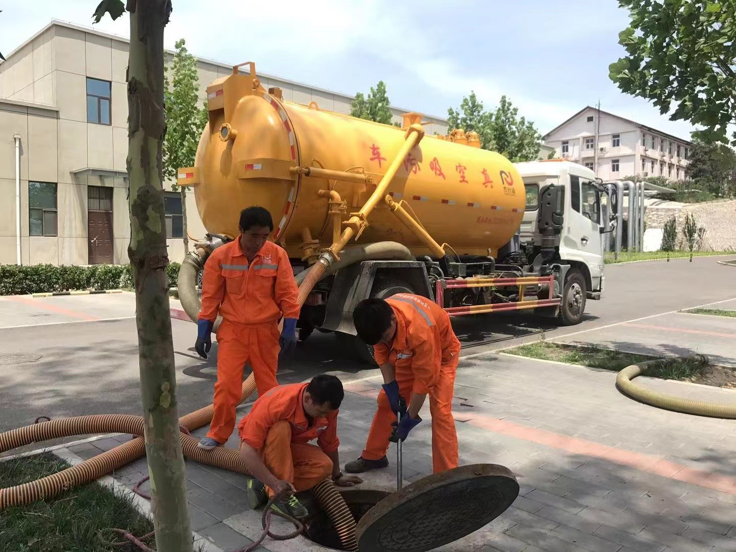 白沙管道疏通车停在窨井附近