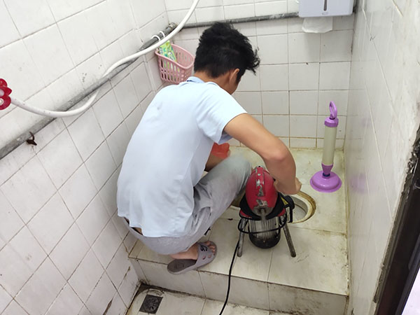 白沙管道堵塞冒臭气 专业师傅现场解决问题