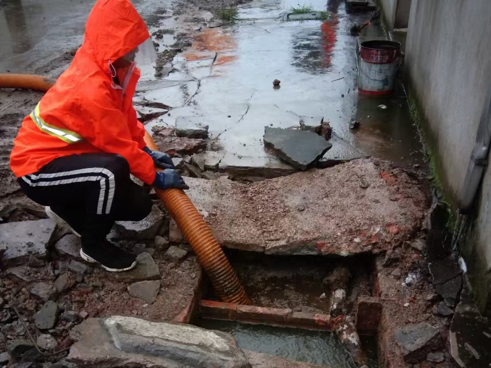 白沙专业清理污水池 炜誉市政以规范流程守护城市 “肠道”