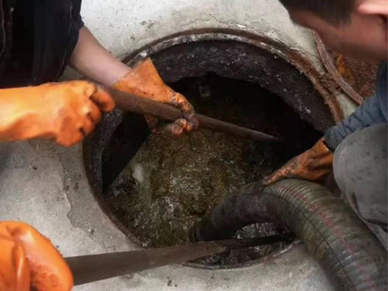 白沙清理化粪池时如何避免沼气的危害？